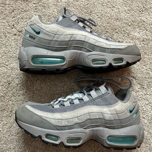 Nike Men’s Air Max 95 Retro Logo Grey blue shoes. Size 6.5.